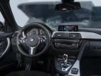 BMW_330e_volant.jpg