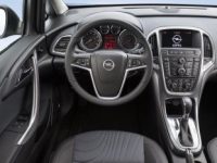 Opel-Astra-planche_de_bord-278261.jpg
